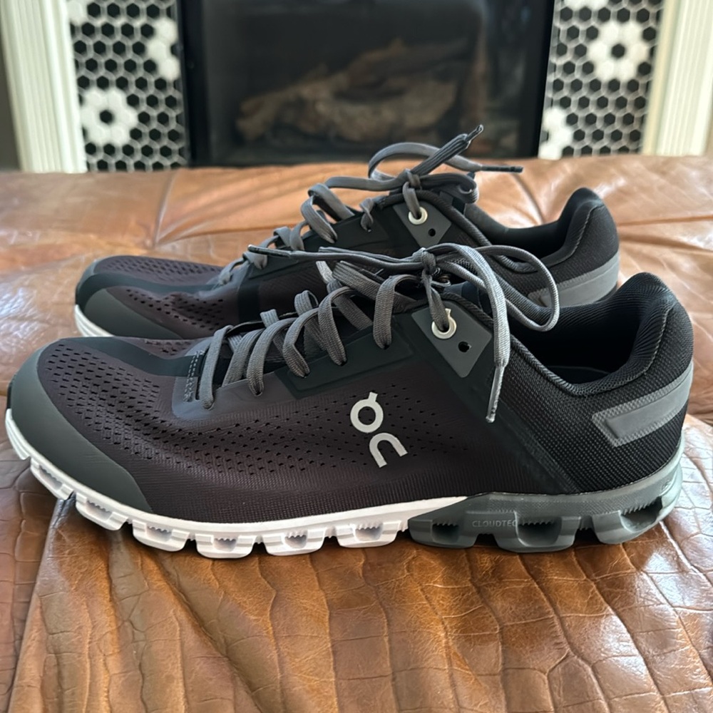 On Cloud flow womens size 10/mens 8.5